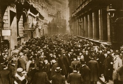In Throgmorton Street accanto al muro nord della Borsa di Londra da English Photographer